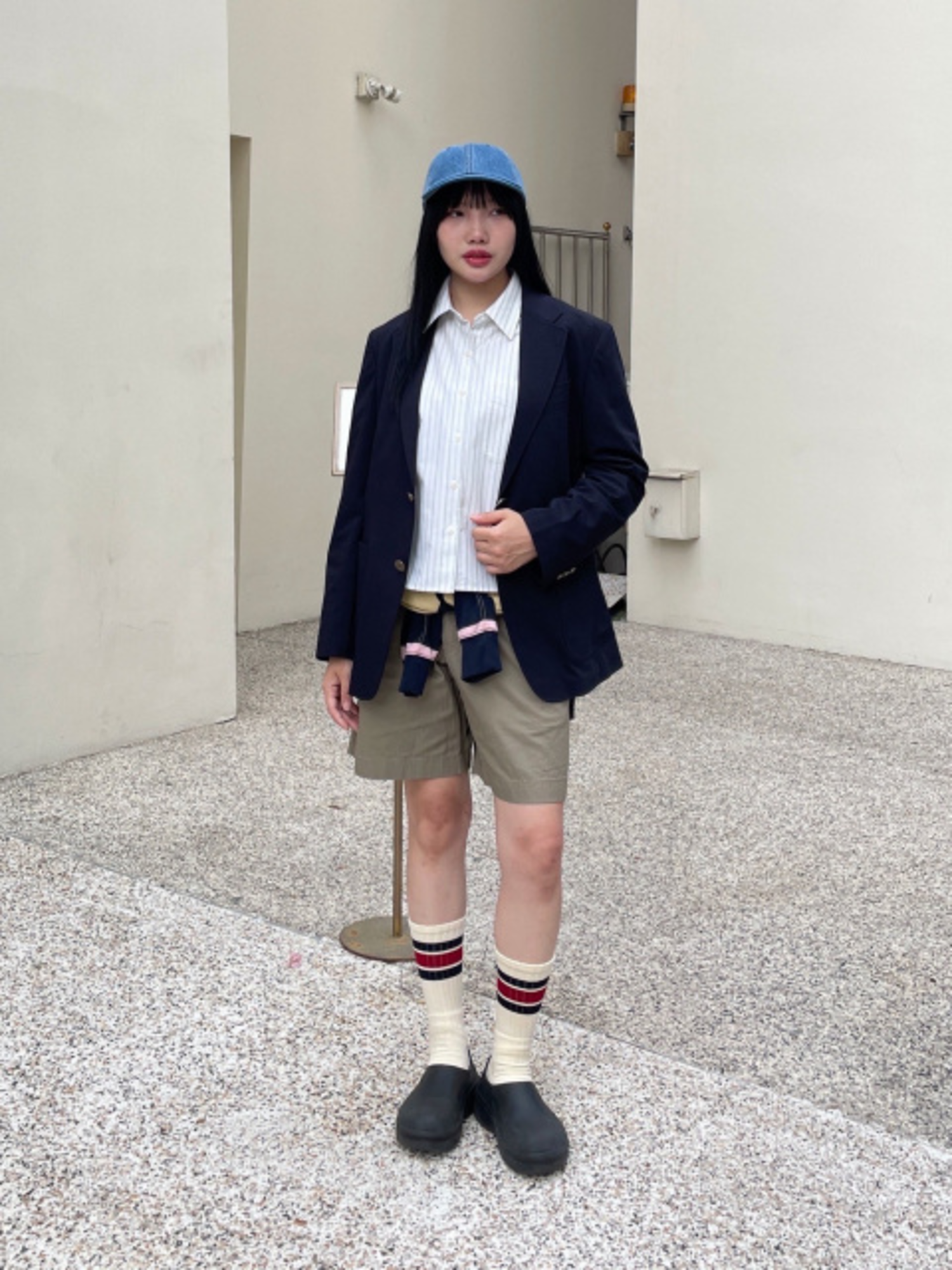 Phối áo blazer với quần short tươi trẻ và năng động