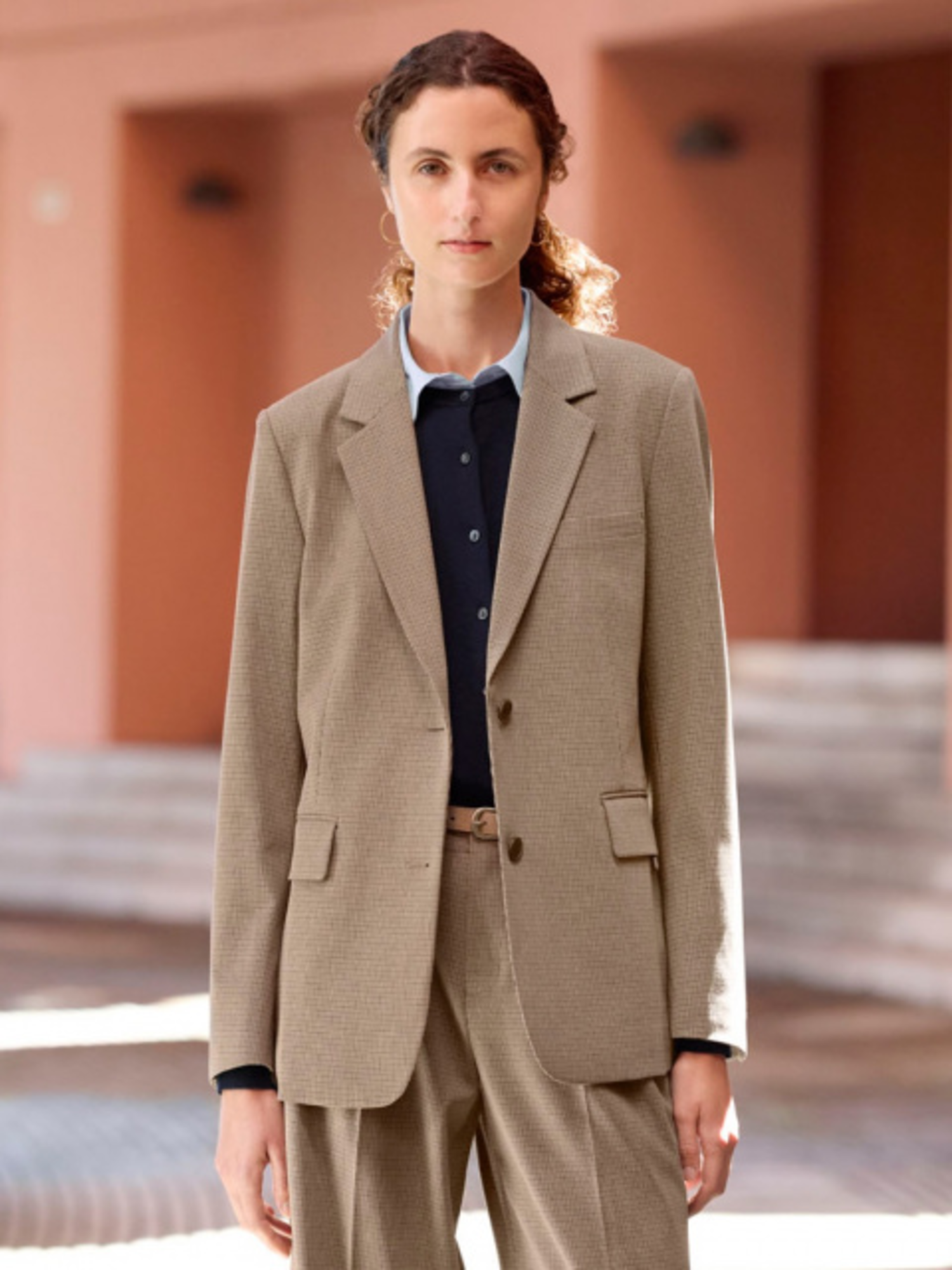 Phối đồ với áo blazer nữ theo set đồng bộ sang chảnh