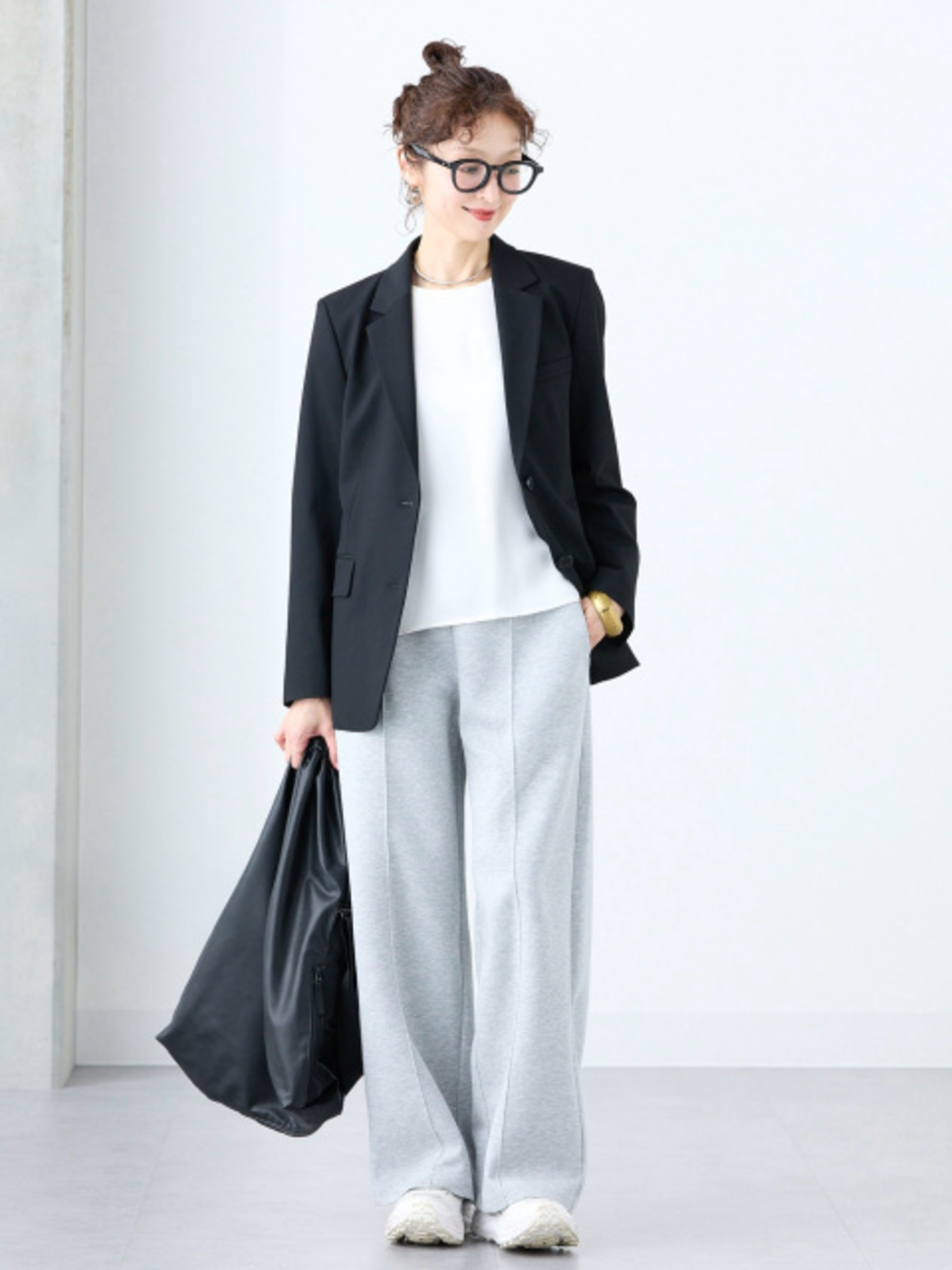 Đi giày thể thao với áo blazer tạo nên outfit năng động