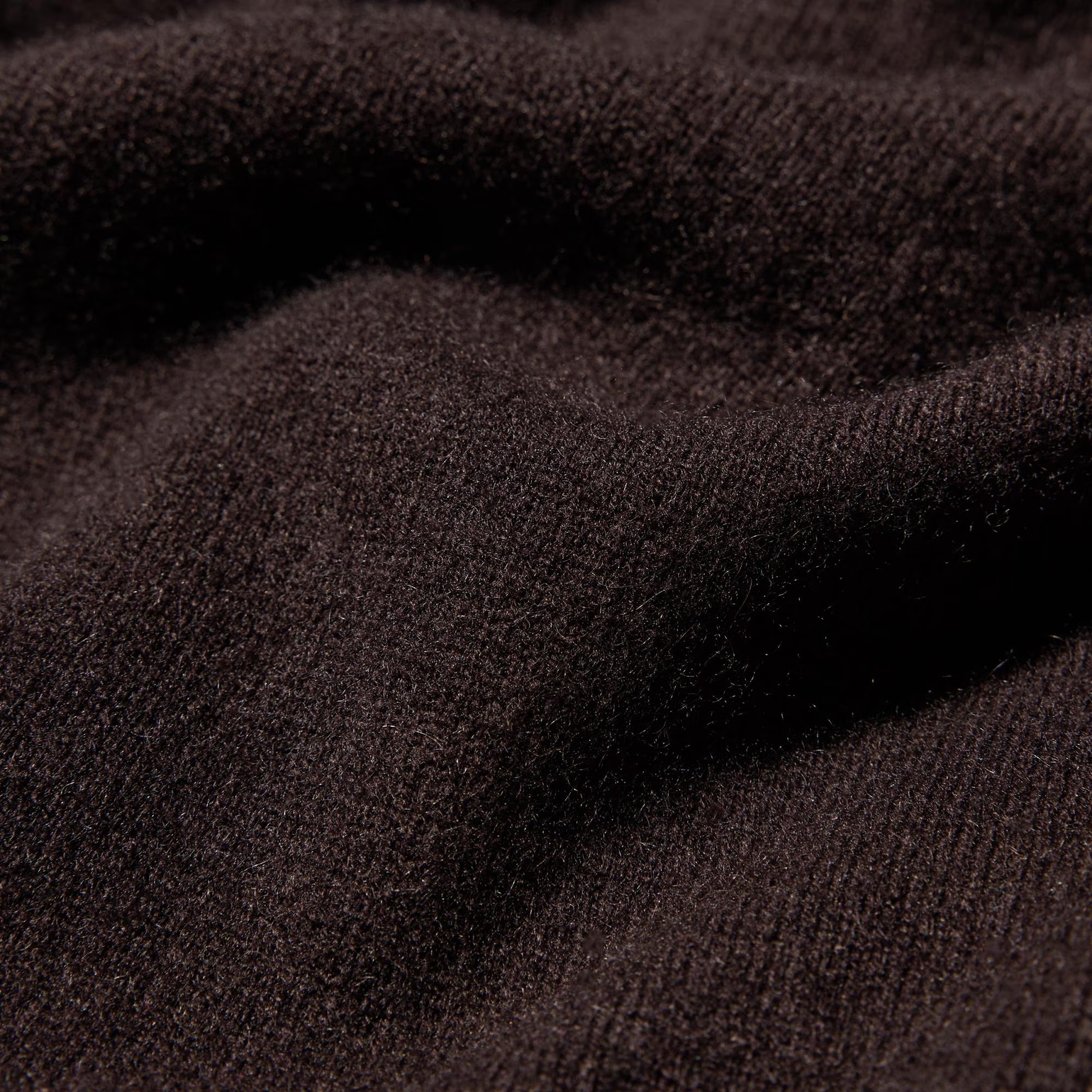Chất liệu vải Wool nên được giặt khô để hạn chế co rút và giữ được độ mềm mại 