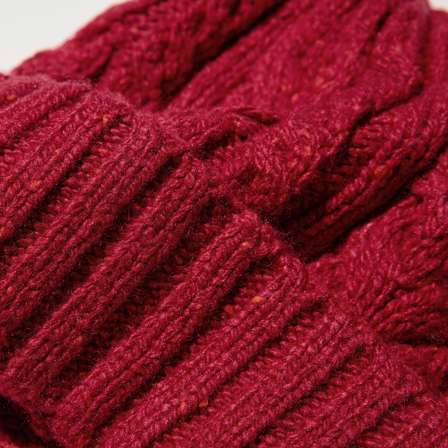 Vải wool có khả năng giữ ấm tốt, độ mềm mại và đàn hồi cao, mang lại cảm giác thoải mái cho người mặc 