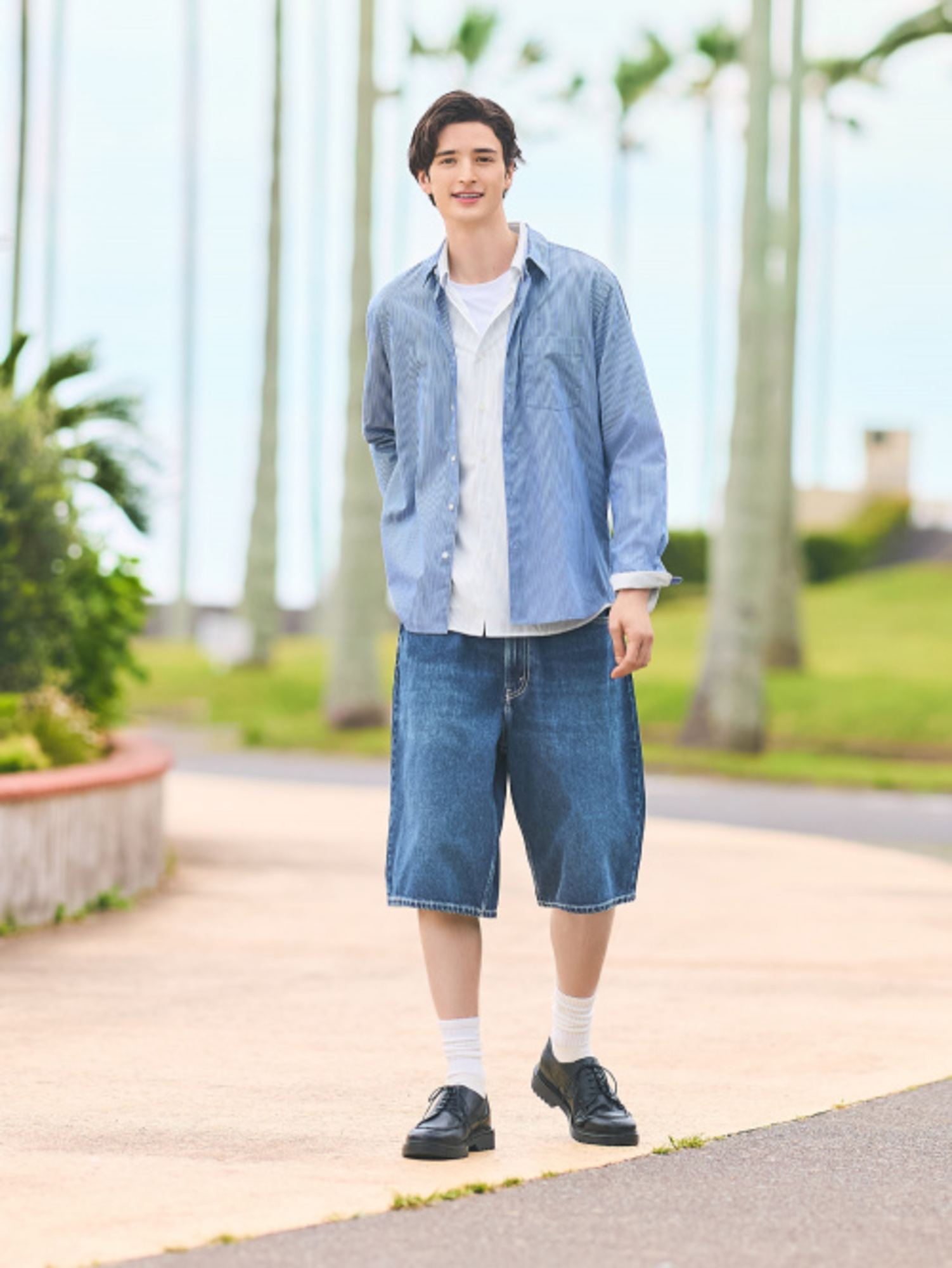 Phối layer với áo thun basic, áo sơ mi và quần short trẻ trung, năng động 