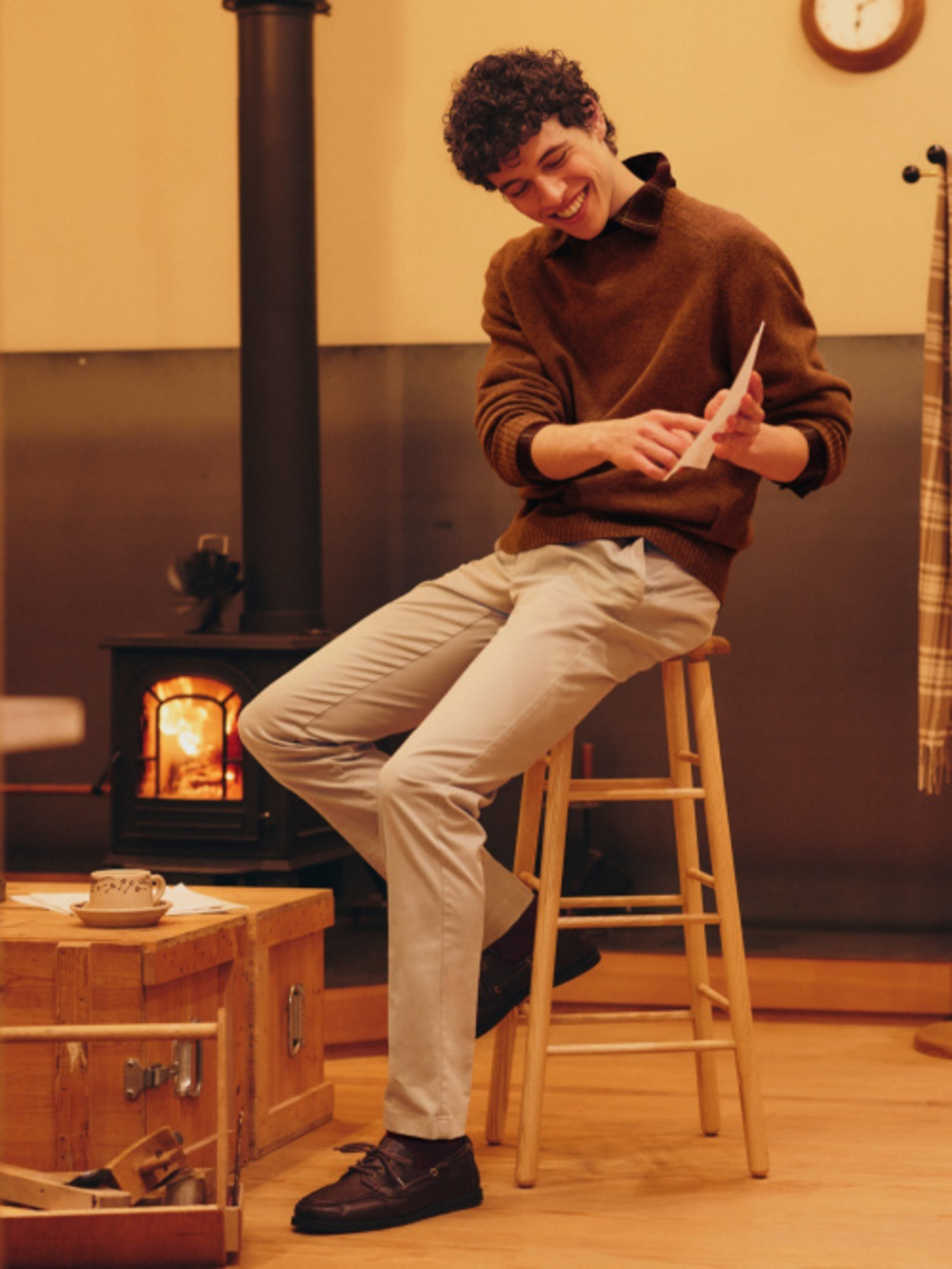 Phối đồ layer với áo sweater, áo sơ mi và quần âu lịch lãm, sang trọng 