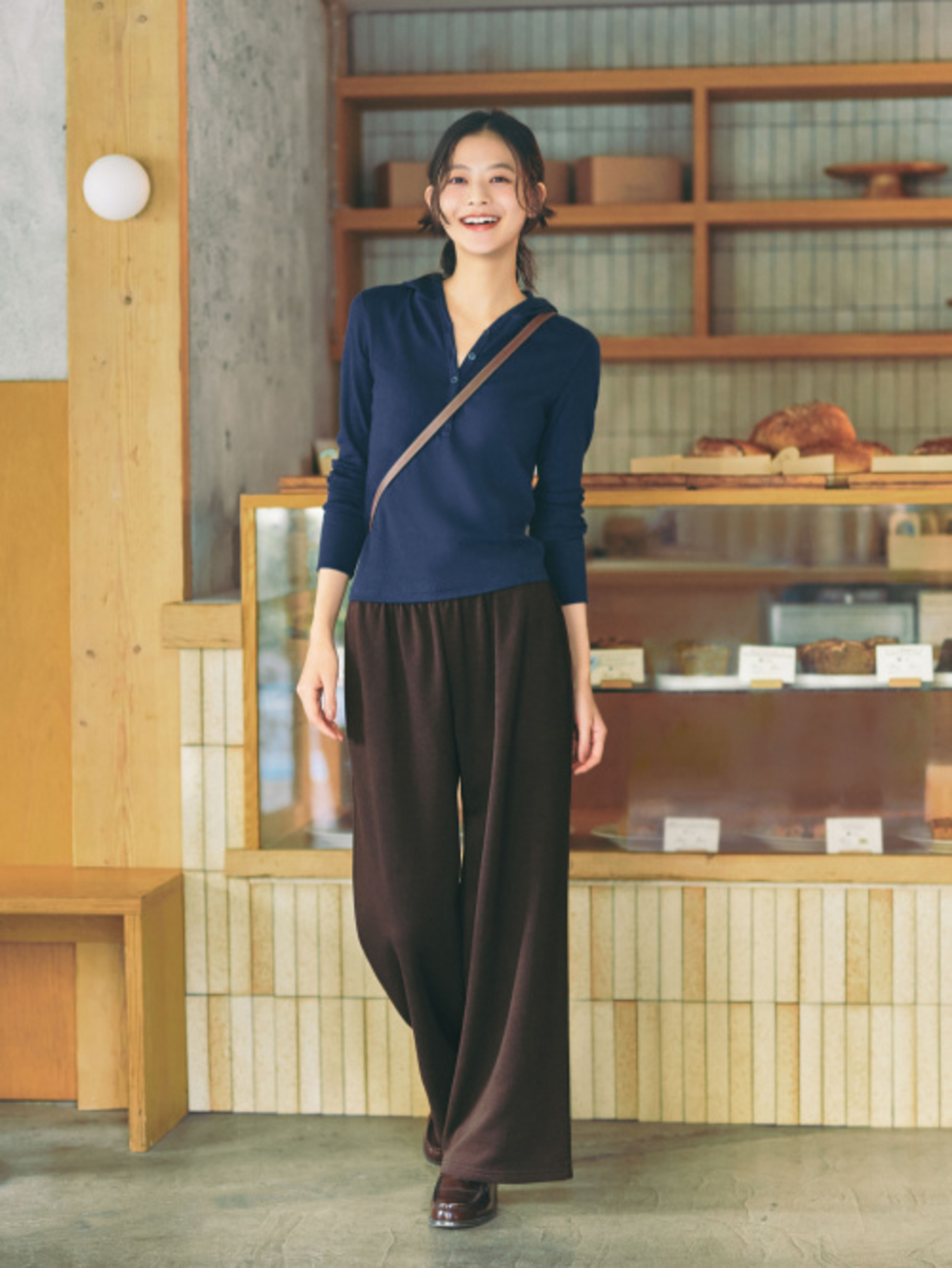 Outfit đi chơi năng động với áo thun tay dài và quần nỉ dáng rộng 