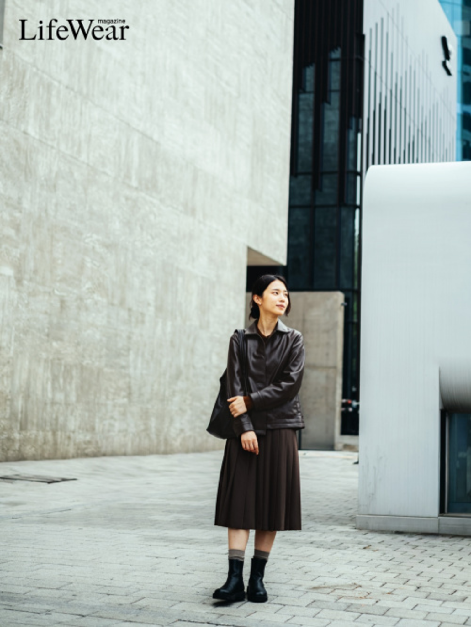 Outfit đi chơi đẹp với áo len dệt kim, chân váy xếp ly, áo khoác da và boots cổ cao 