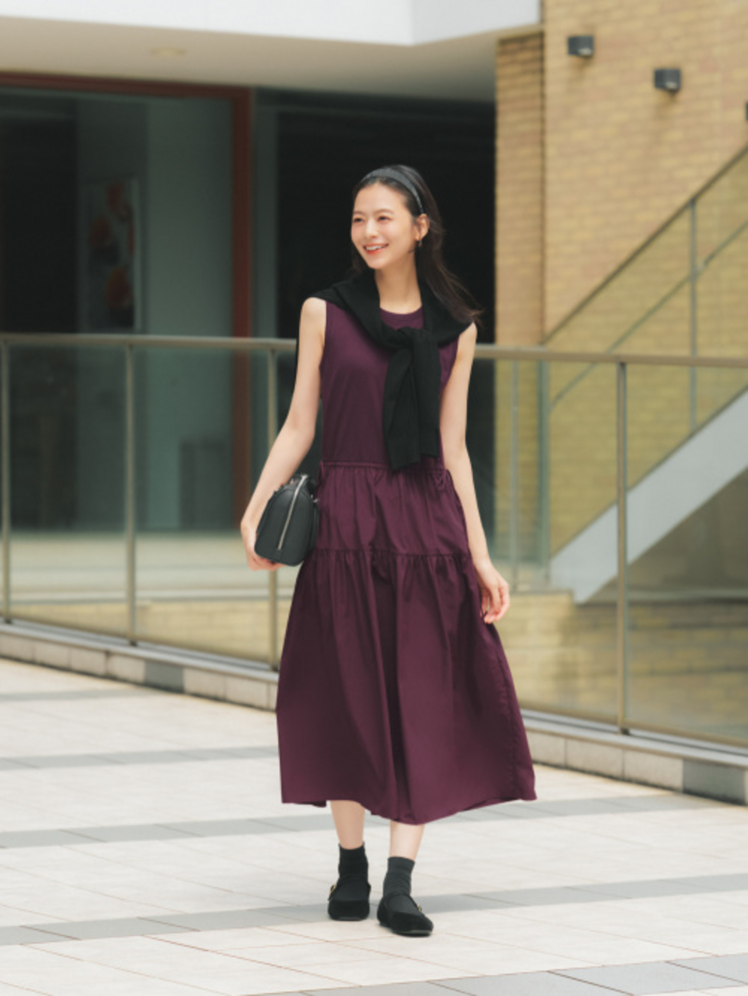 Phối đồ đi chơi cho nữ sang trọng với đầm dài và áo cardigan