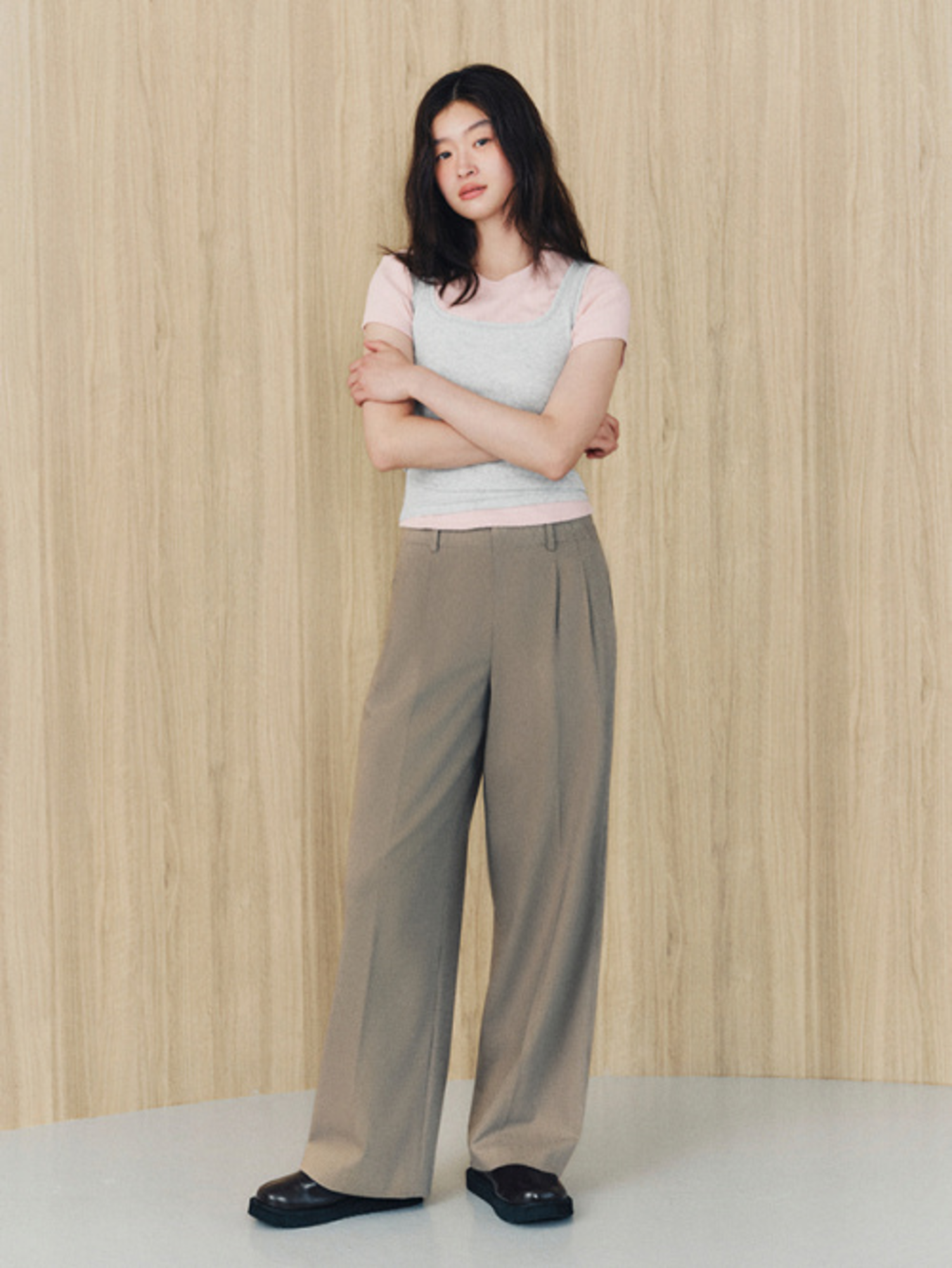 Outfit đi chơi thanh lịch, nhẹ nhàng với quần tây ống rộng và áo thun basic