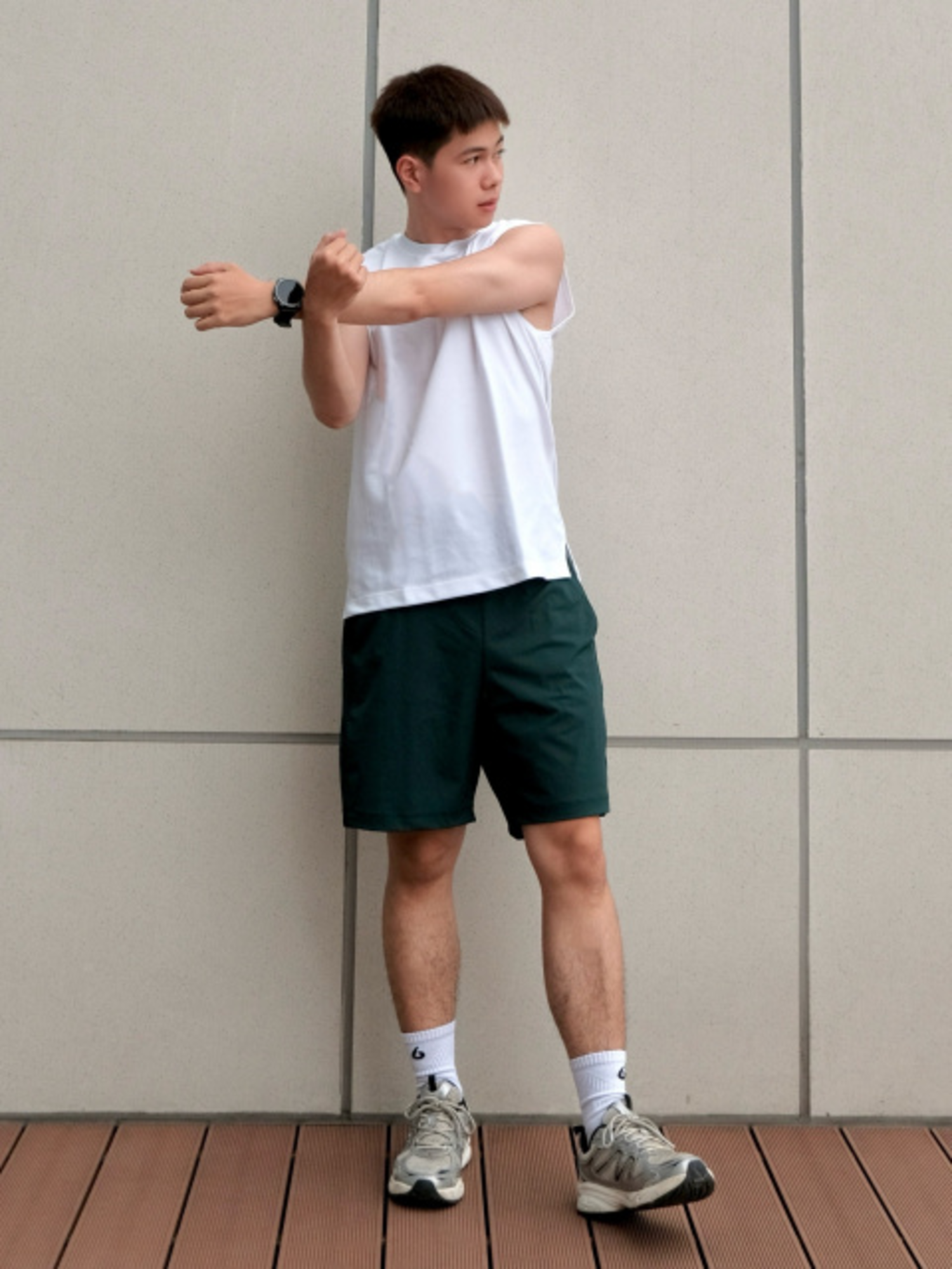 Outfit nam mùa hè với áo tank top mát mẻ, thoải mái 