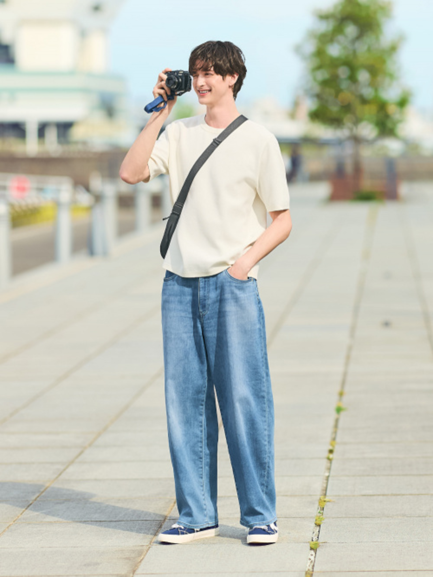 Phối đồ nam mùa hè với áo thun ngắn tay và quần jeans năng động, trẻ trung 