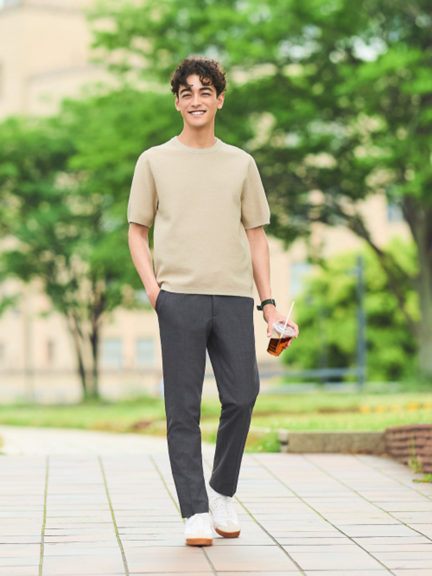 Phối đồ nam mùa hè với áo thun và quần vải chỉn chu, lịch sự