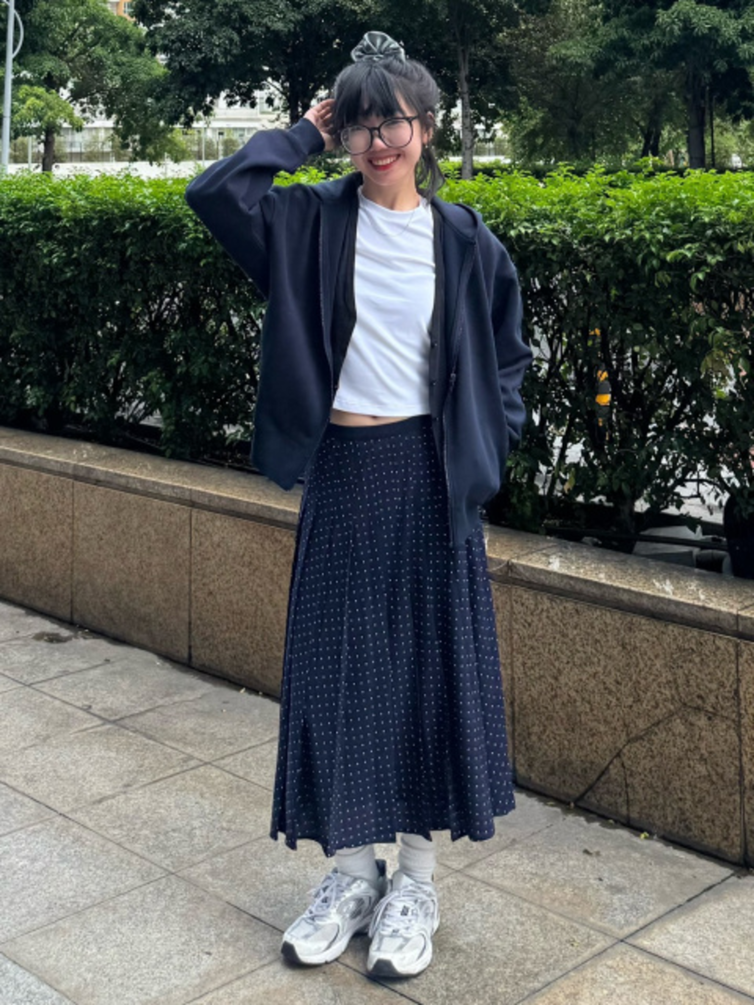 Phối đồ với chân váy dài chữ A và áo hoodie kéo khóa trẻ trung, tối giản