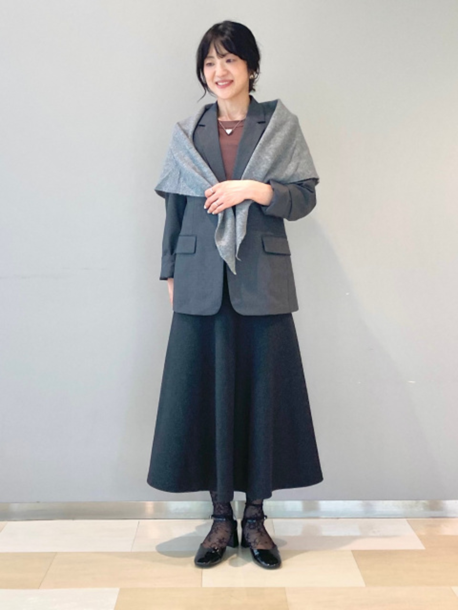Phối đồ với chân váy dài chữ A và áo blazer trưởng thành, sang trọng 
