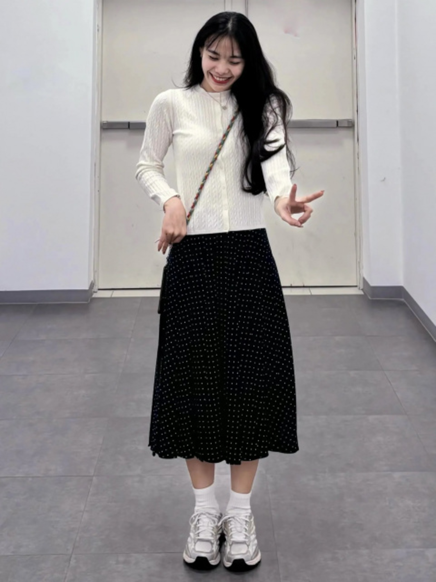 Phối đồ với chân váy dài chữ A và áo cardigan vẻ ngoài nhẹ nhàng, tinh tế