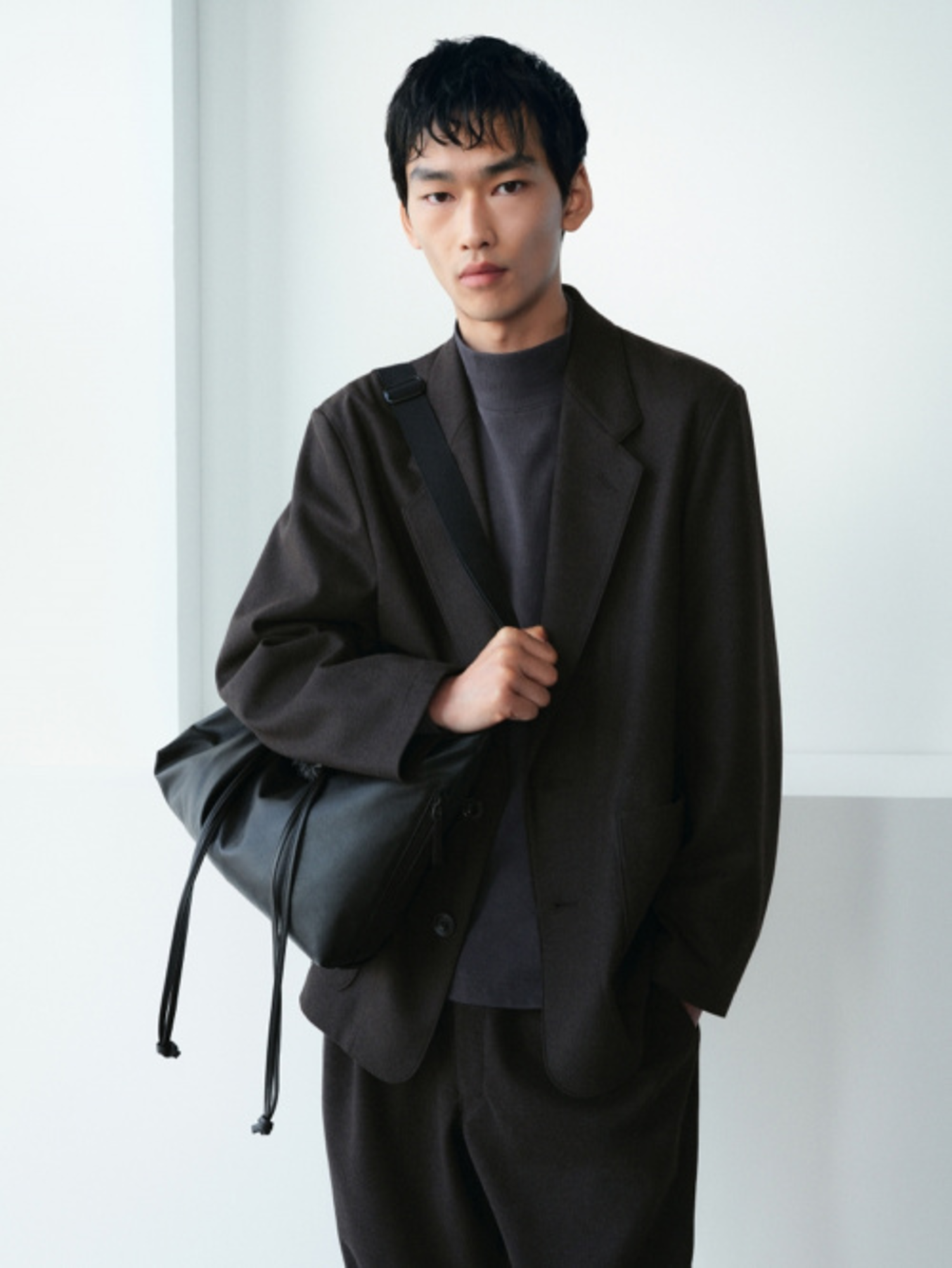 All Black mang đến vẻ ngoài mạnh mẽ, nam tính và cuốn hút theo tinh thần Monochrome 