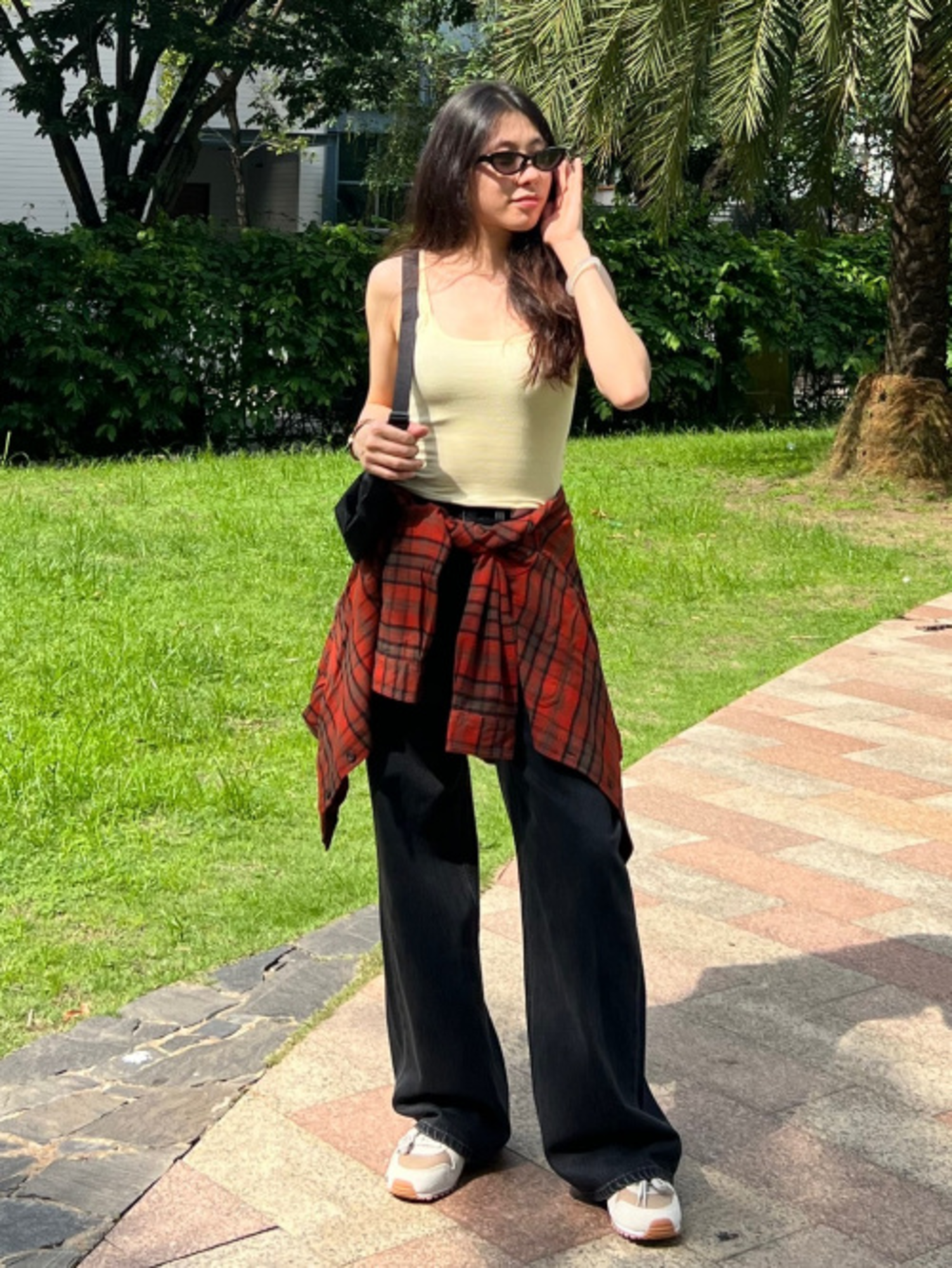 Phối màu vàng và màu cam tạo nên tổng thể trang phục tươi mới và thời thượng