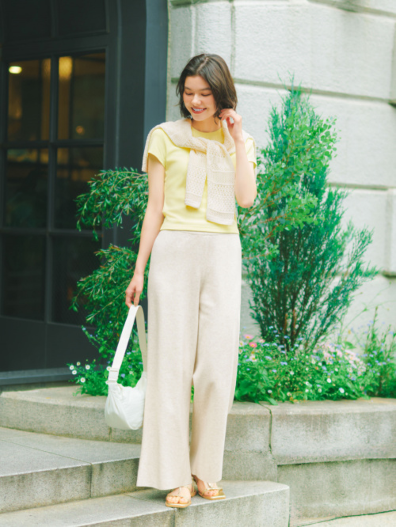 Outfit phối từ màu vàng và be mang lại cảm giác mềm mại, thanh lịch