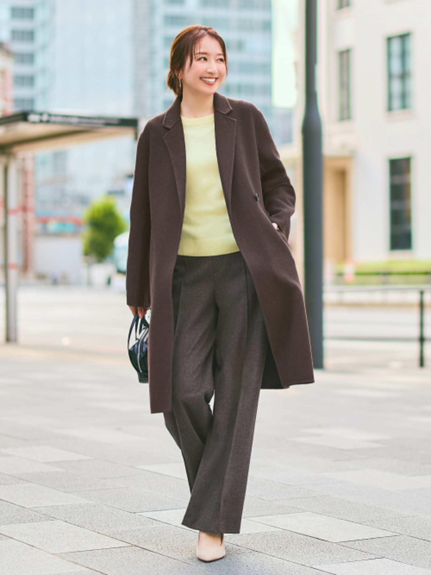 Phối áo blazer màu cà phê với áo len giúp set đồ sáng sủa và trẻ trung hơn