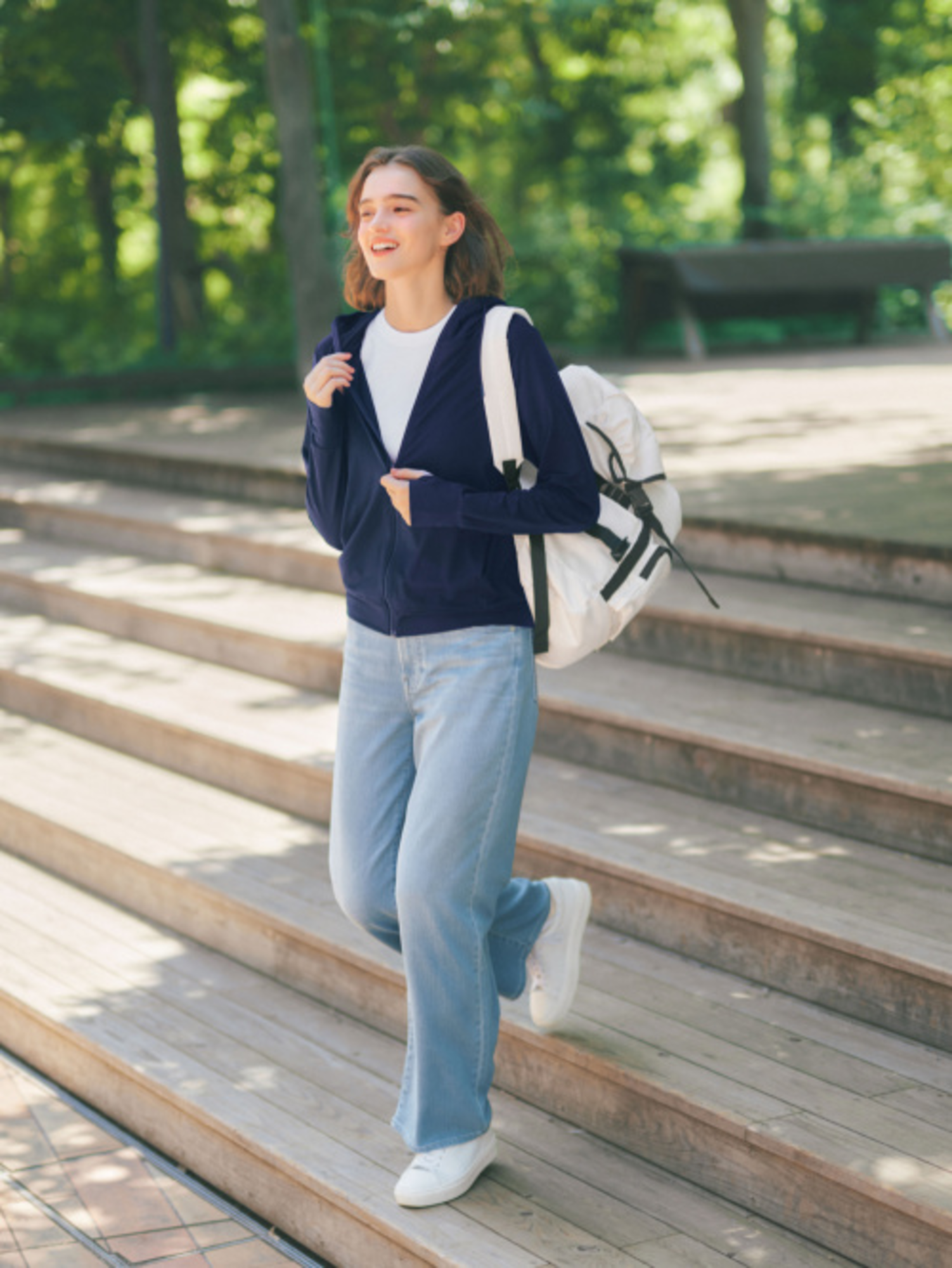  Kết hợp áo khoác với áo phông, quần jeans tạo nên outfit vừa trẻ trung vừa lịch sự