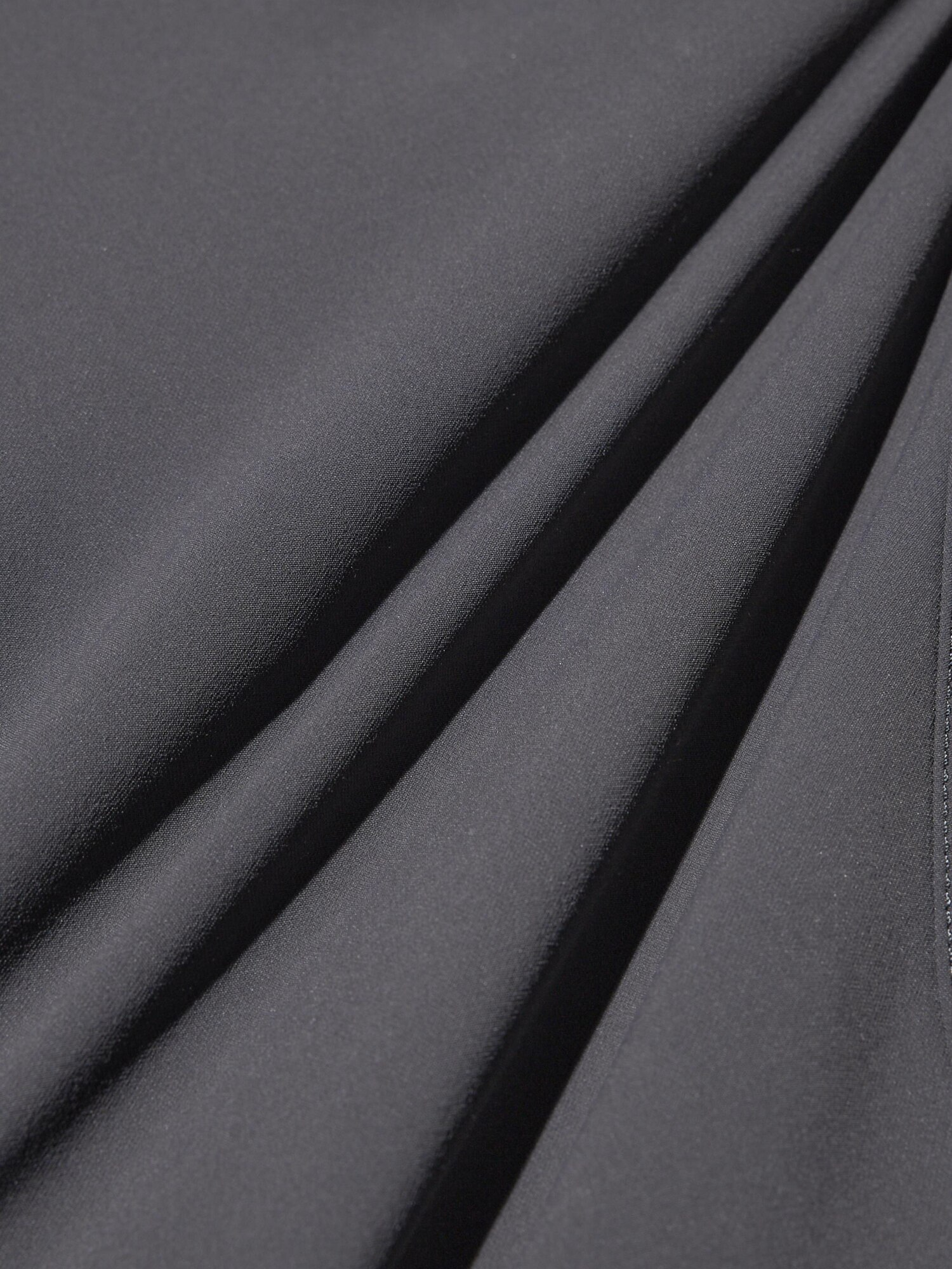 Spandex nổi bật với khả năng co giãn, chất vải mềm mịn và ít kích ứng da