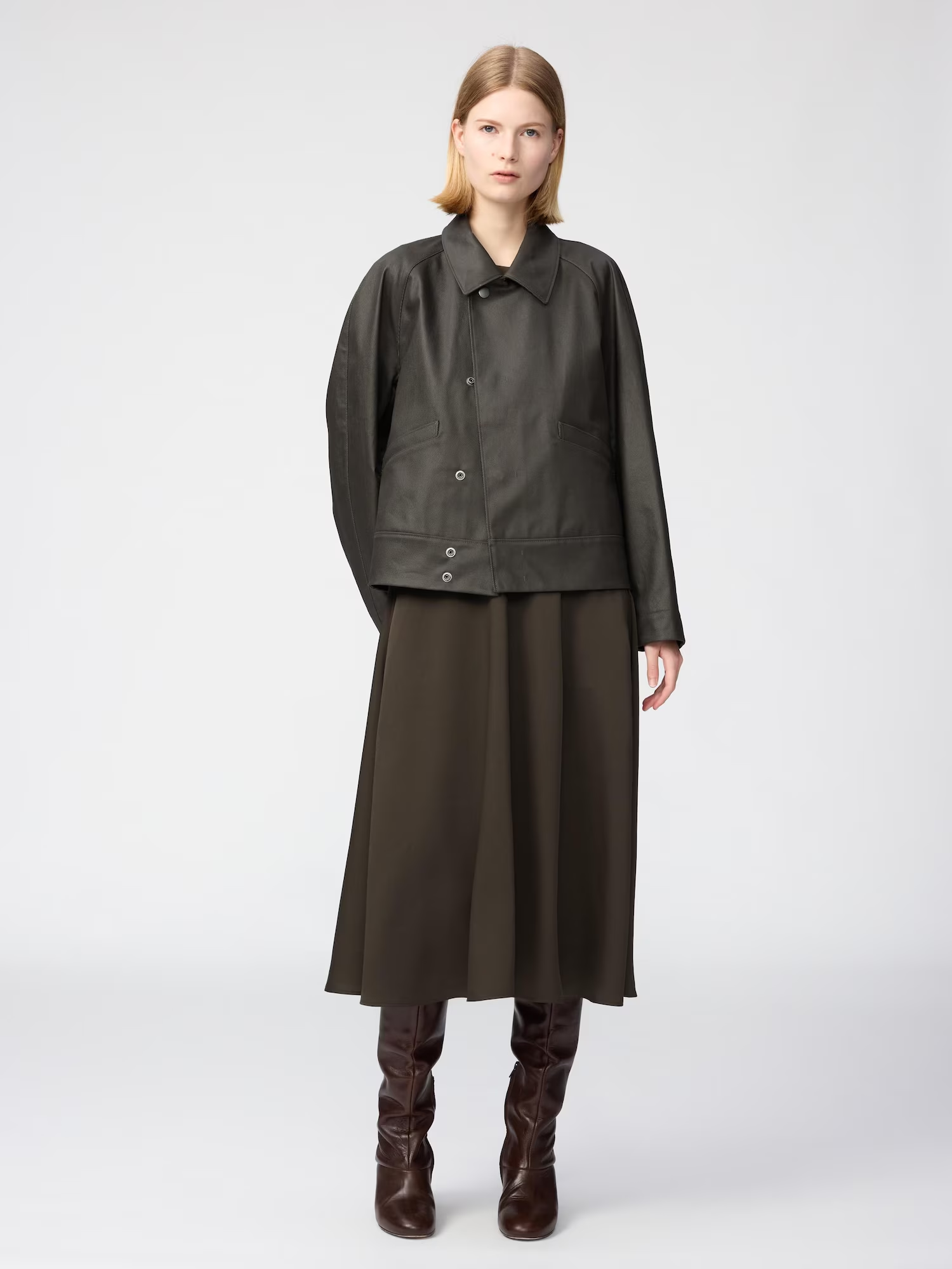 Áo khoác Blouson phối cùng váy 2 dây tạo nên phong cách trẻ trung, thanh lịch 
