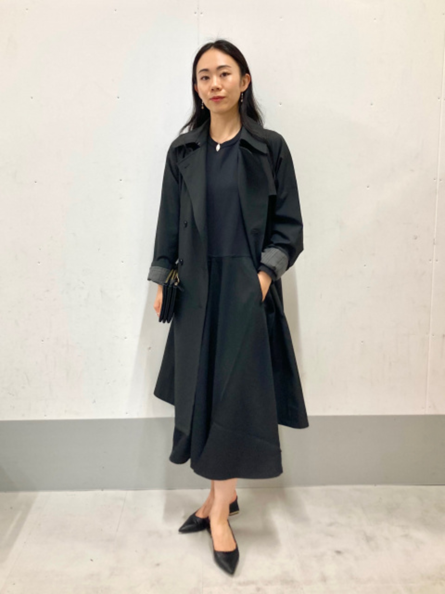 Outfit áo măng tô phối với váy 2 dây mang lại vẻ ngoài cá tính, thời thượng
