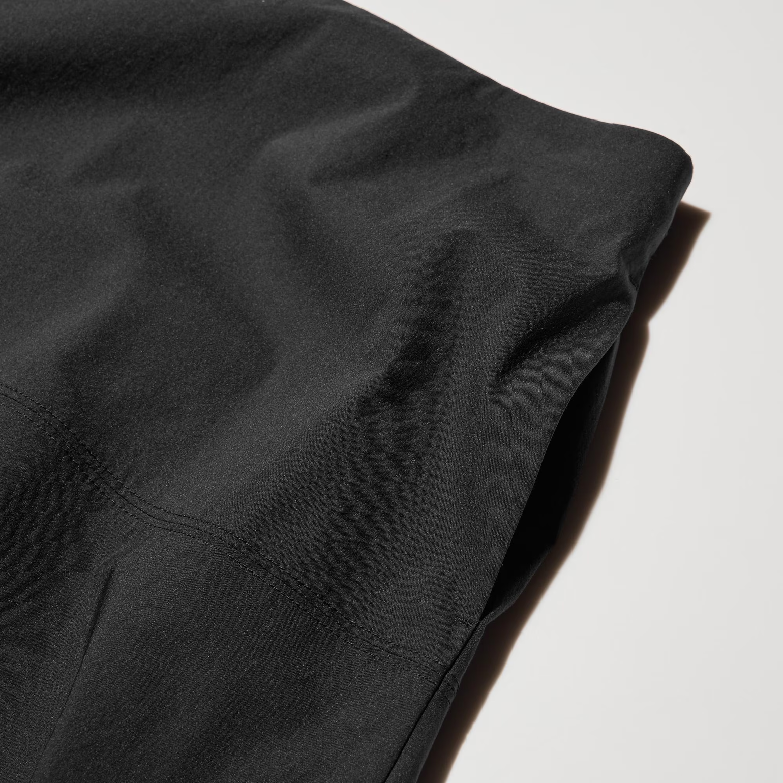 Nên giặt sản phẩm từ vải nylon bằng tay, hạn chế vò hay gấp để giữ độ bền được lâu 