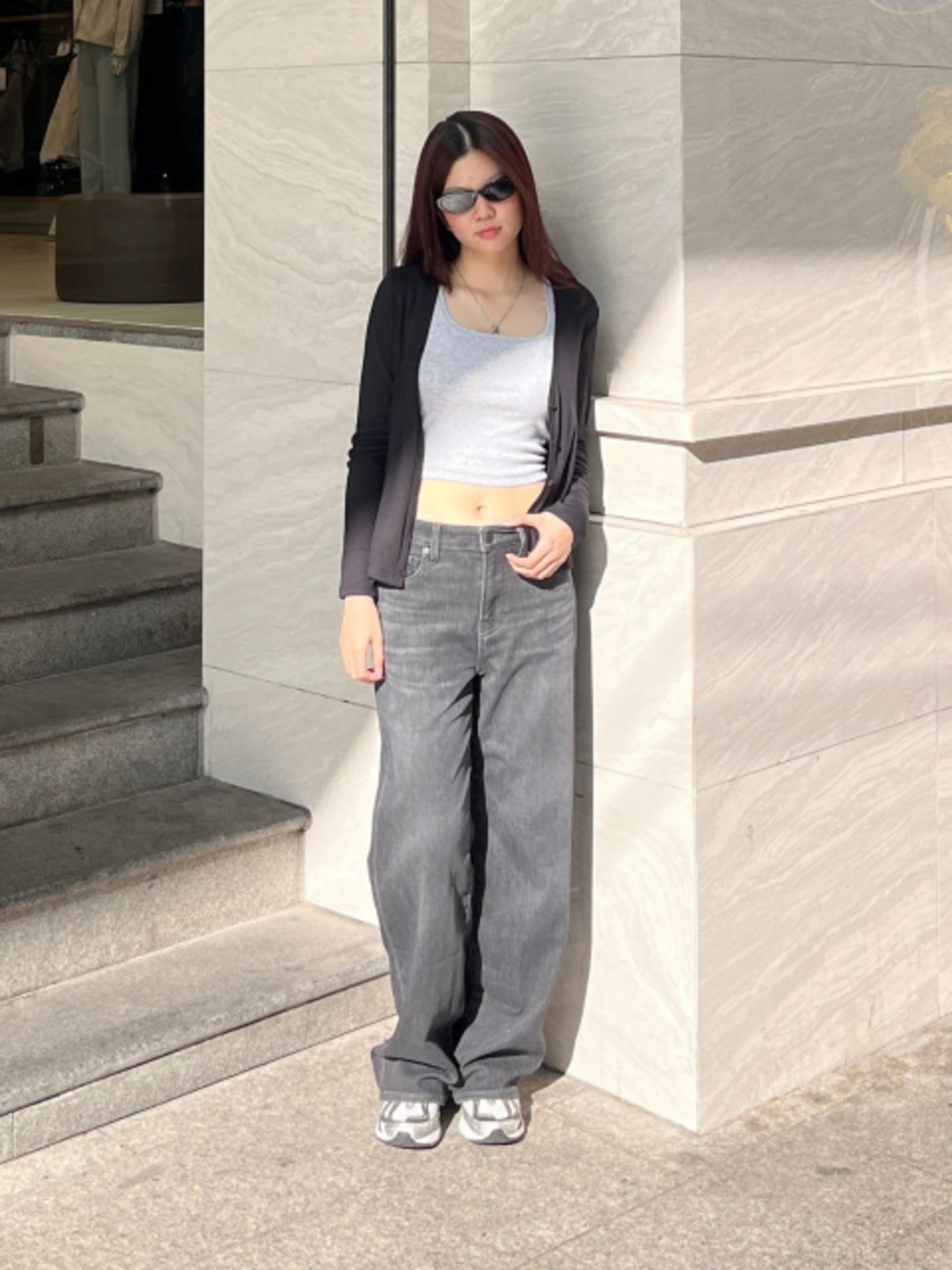 Áo croptop cổ vuông giúp bạn khoe trọn phần xương quai xanh thanh mảnh