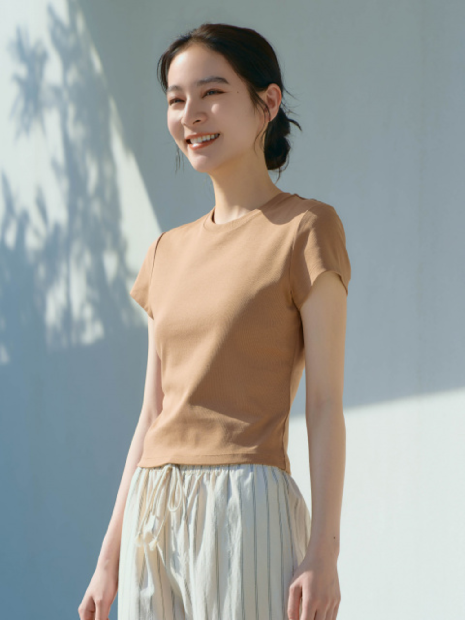 Áo croptop kiểu Hàn Quốc với thiết kế nữ tính, trẻ trung