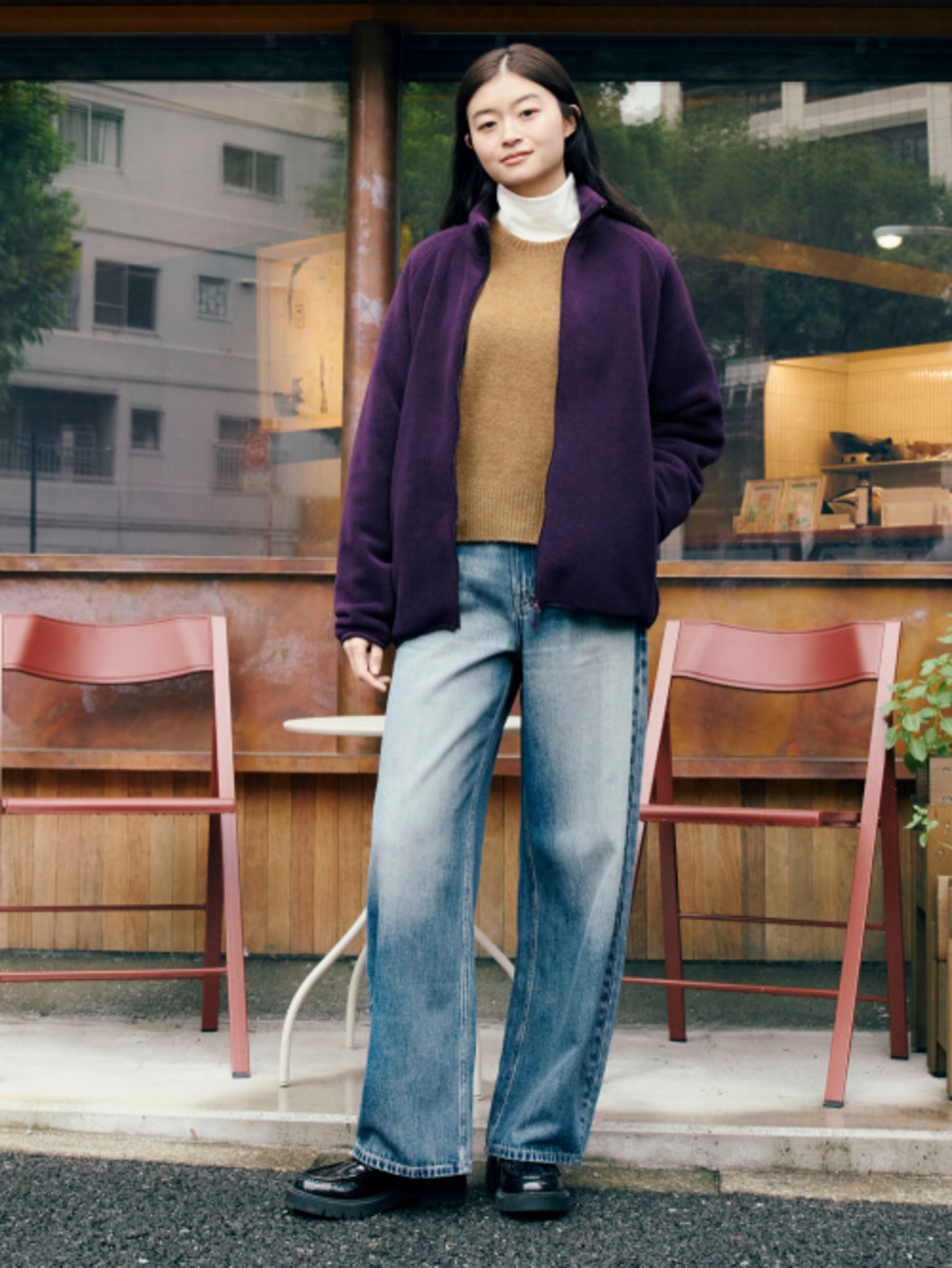 Áo len phối quần jeans tạo vẻ ngoài năng động, cá tính và thời thượng