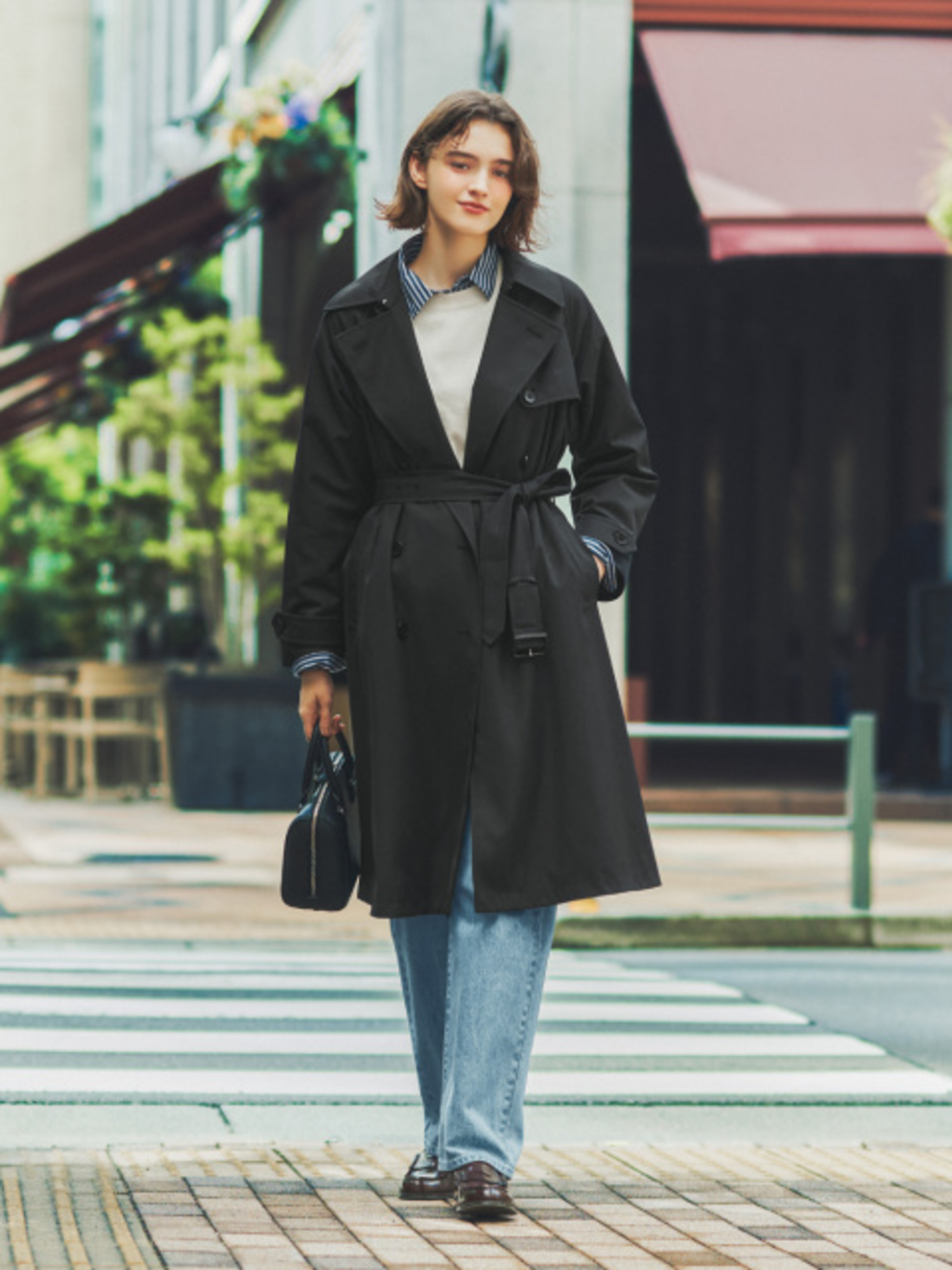 Áo khoác dáng dài giúp outfit mùa đông thêm thanh lịch, thời thượng và sang trọng 