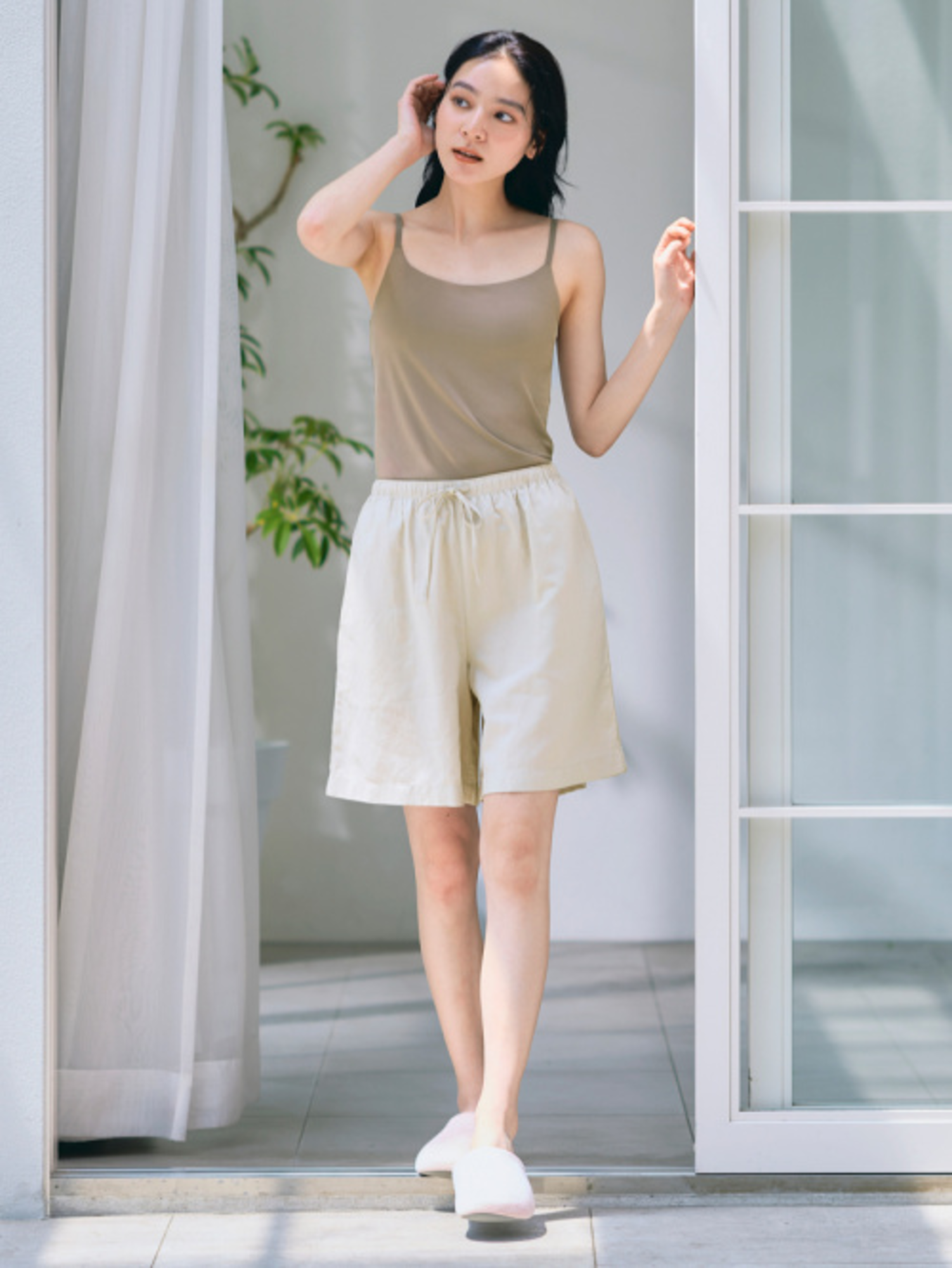 Phối đồ với quần short và áo hai dây phù hợp cho những ngày hè nắng nóng