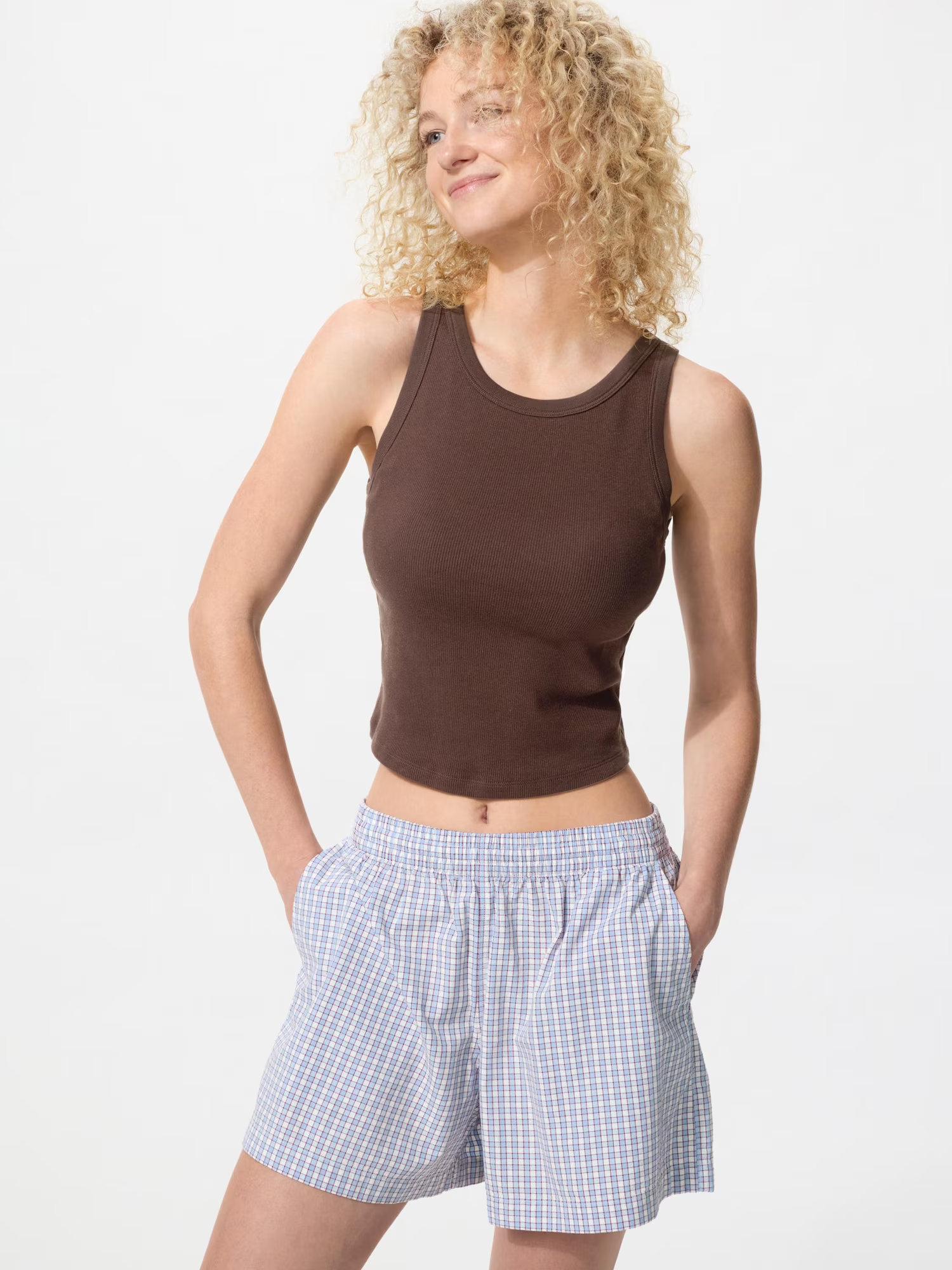 Phối quần short với áo tank top cực trendy và thời trang