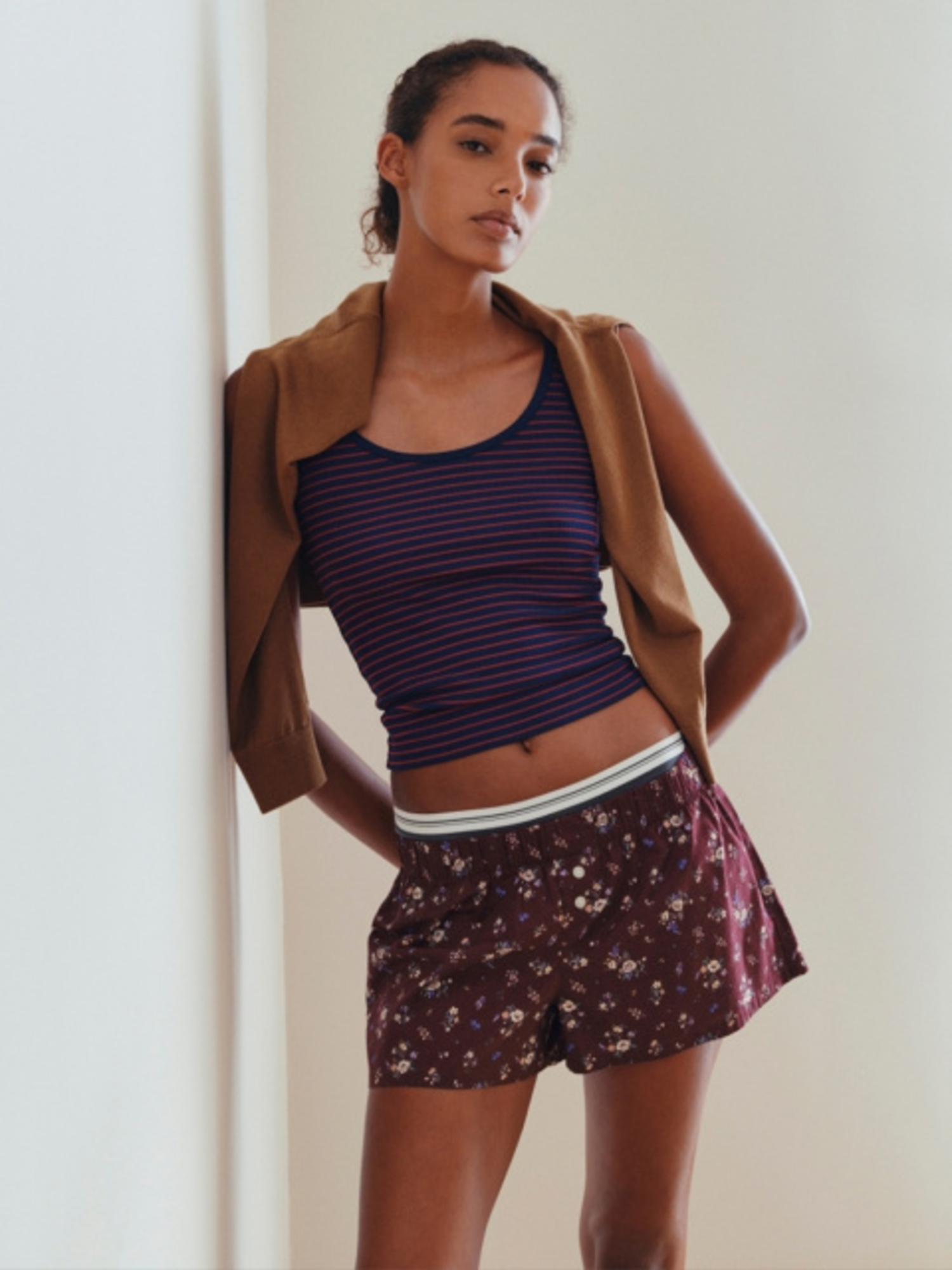 Quần short phối với áo crop top cuốn hút và năng động